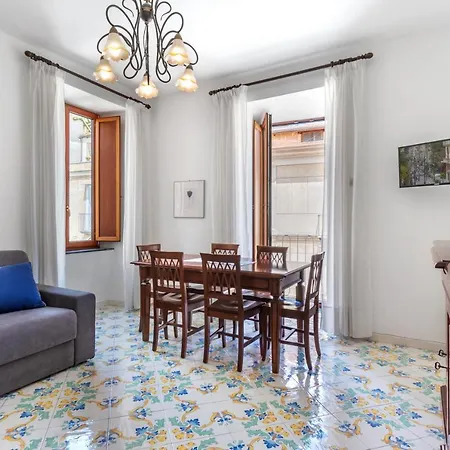 Comfy 4 Sleeps Right In The Centre Sorrente