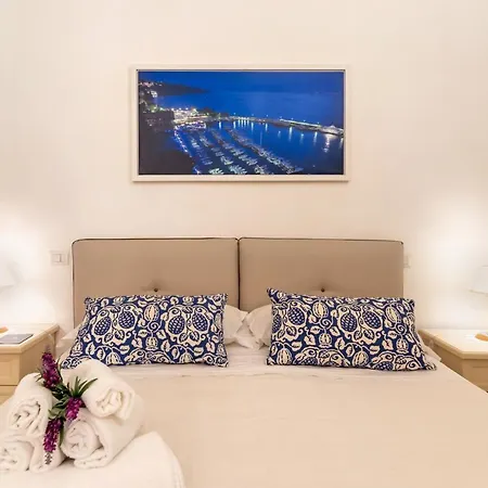 Comfy 4 Sleeps Right In The Centre Sorrente